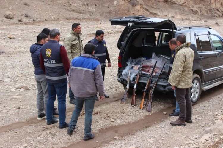 Çalxanqala kəndi ərazisində qanunsuz ov edən kənd sakinləri saxlanılıb<font color=red> - FOTOLAR</font>