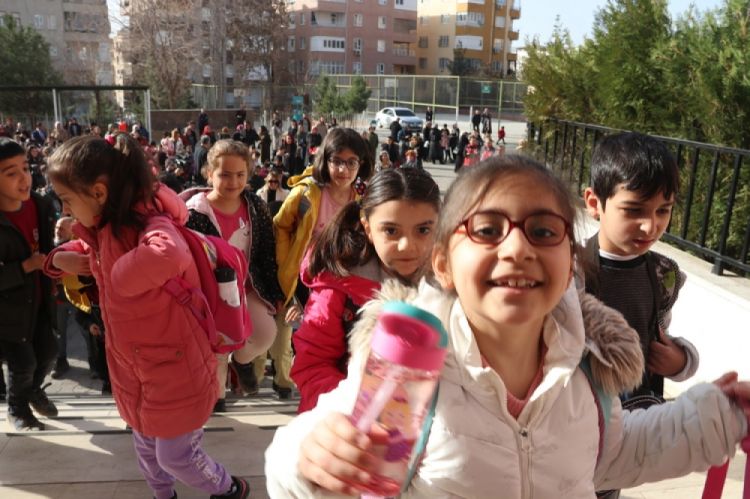 Türkiyədə zəlzələdən zərər çəkmiş üç əyalətdə təhsil bərpa edilib