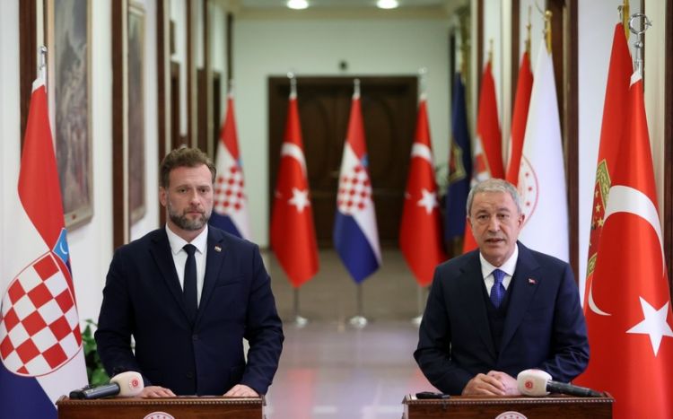 Hulusi Akar Xorvatiyanın müdafiə naziri ilə görüşüb