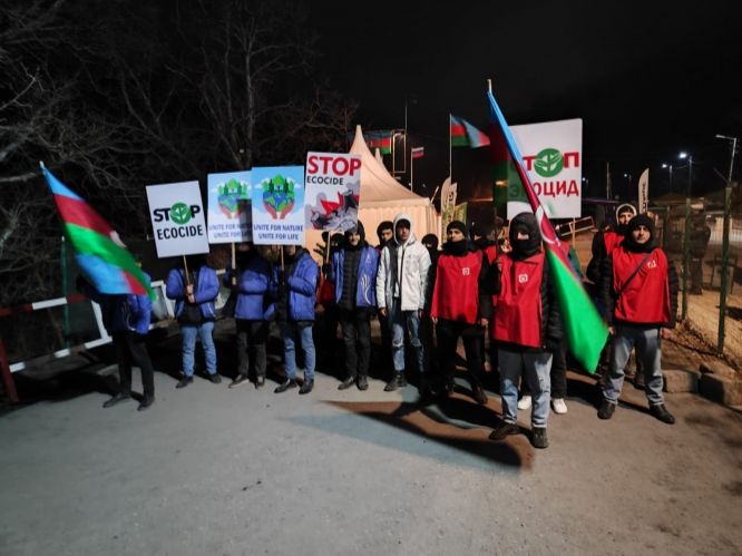 Laçın-Xankəndi yolu: Etiraz aksiyası gecə saatlarında da ruh yüksəkliyi ilə davam edir