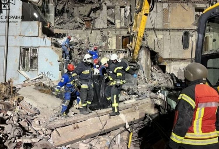 Zaporojyedə yaşayış binasına raket hücumu nəticəsində ölənlərin sayı 10 nəfərə çatıb