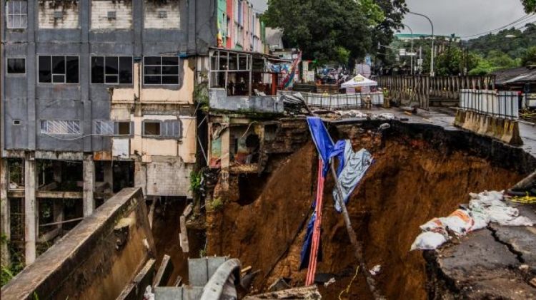 İndoneziyada torpaq sürüşməsi nəticəsində 15 nəfər ölüb