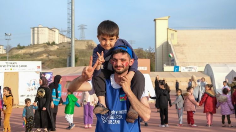 Azərbaycan könüllüləri Türkiyədə zərərçəkən uşaqlara xidmət göstərməkdə davam edirlər<font color=red> - FOTOLAR</font>