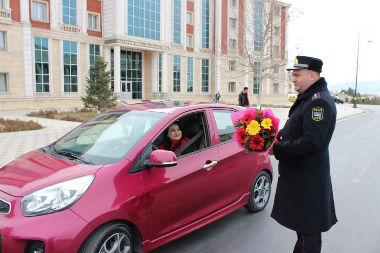 Naxçıvanda Yol Polisi İdarəsinin əməkdaşları xanım sürücü və piyadaları təbrik edib<font color=red> - VİDEO</font>