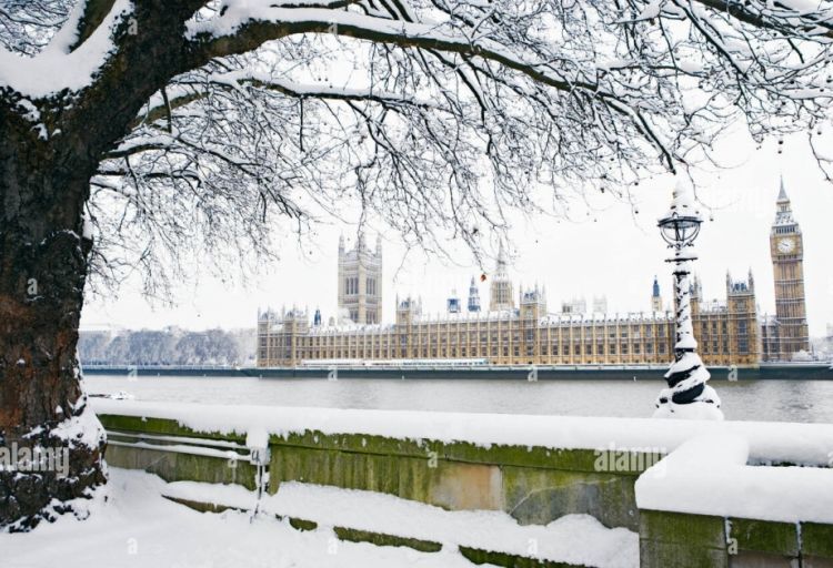 Böyük Britaniyada güclü qar yollarda uzun tıxaclara səbəb olub