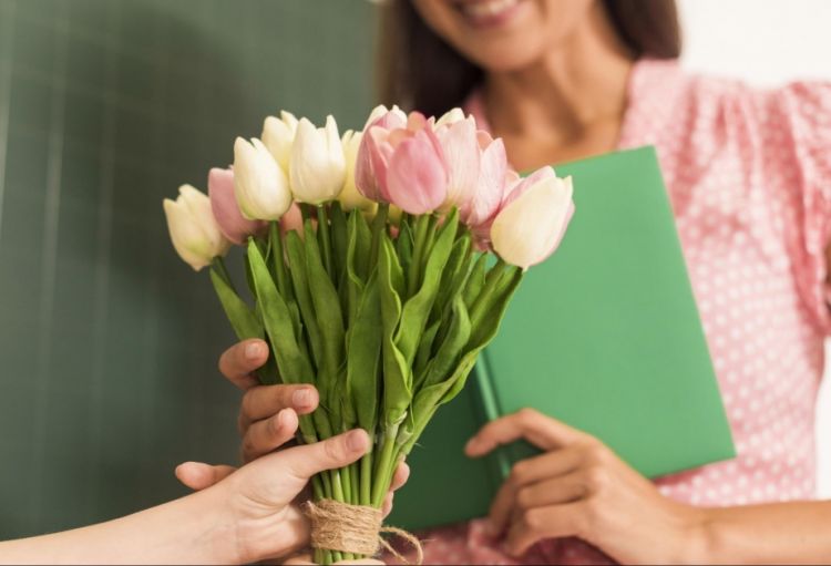 Qazaxıstanda Müəllimlər Gününün vaxtı dəyişdirilib