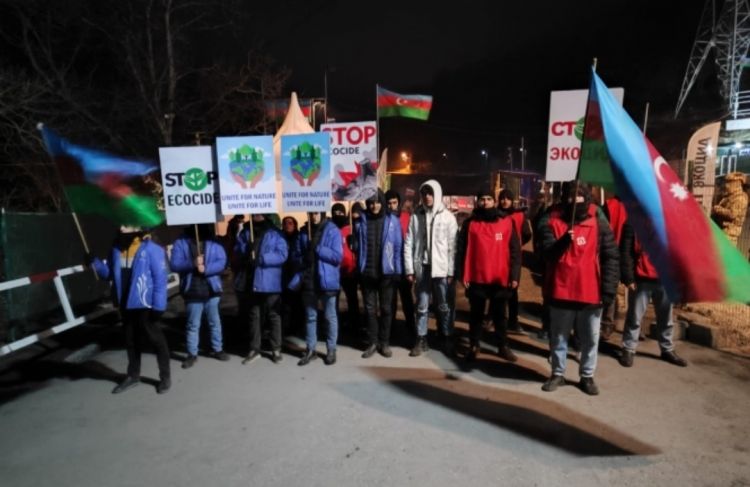 Laçın-Xankəndi yolu: Ekokönüllülər gecə saatlarında da tələblərini səsləndirirlər