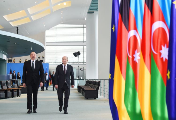 Azərbaycan Prezidenti və Almaniya Kansleri birgə mətbuat konfransı keçiriblər<font color='red'> - YENİLƏNƏCƏK</font><font color=red> - FOTOLAR</font>