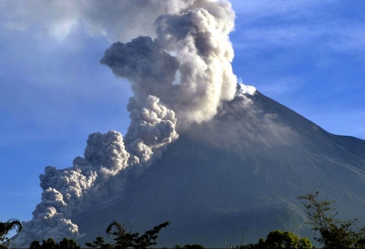 İndoneziyada Merapi vulkanı püskürməyə başlayıb