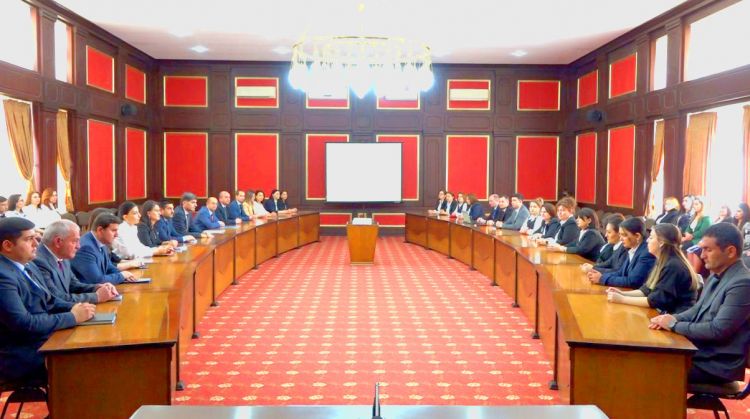 Naxçıvan Şəhər İcra Hakimiyyətində ümummilli liderlə bağlı tədbir keçirilib<font color=red> - FOTOLAR</font>