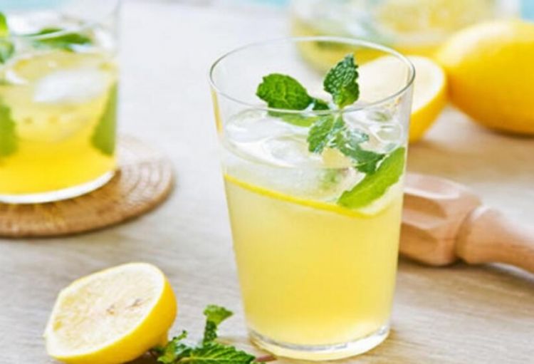 Bayram şirniyyatlarını yeməzdən əvvəl limonlu və ya sirkəli su içmək mədə üçün zərərlidir