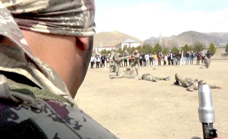 Gənclər zabit və əsgərlərlə görüşüblər<font color=red> - VİDEO</font>