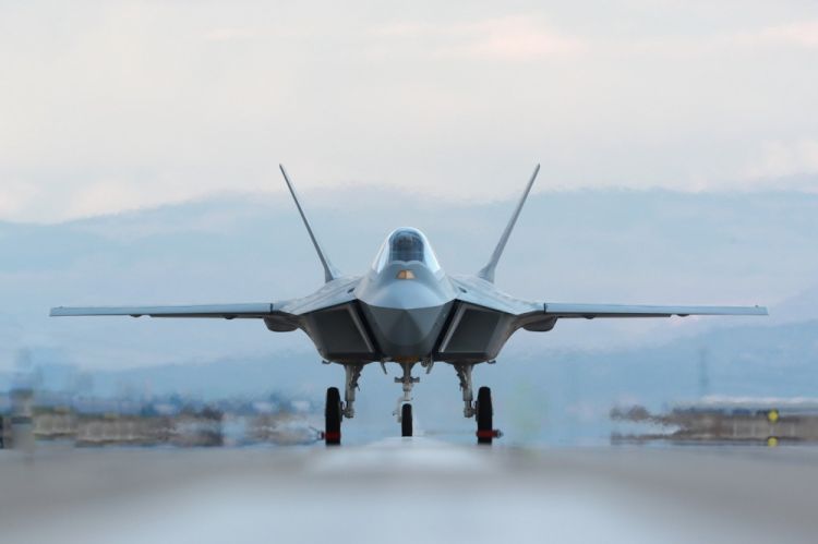 Türkiyənin ilk döyüş təyyarəsi uçuş-enmə zolağında<font color=red> - FOTOLAR</font>