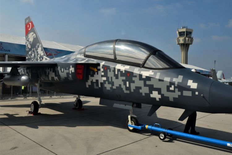 Türkiyənin ilk reaktiv təlim təyyarəsi uçuş zolağına çıxıb<font color=red> - VİDEO</font>