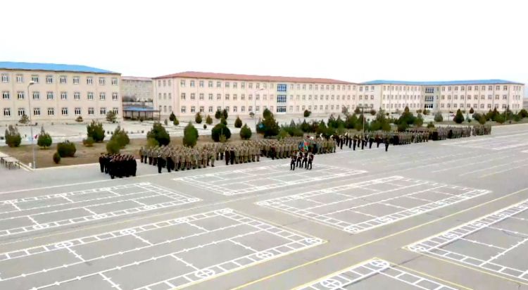 Əlahiddə Ümumqoşun Orduda gənc əsgərlər növbəti xidmət yerlərinə yola salınıblar<font color=red> - VİDEO</font>