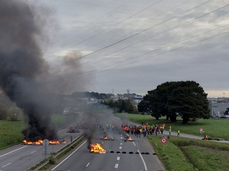 Fransada qəzəbin kəskinləşməsinə görə dövlət başçısı məsuliyyət daşıyır 