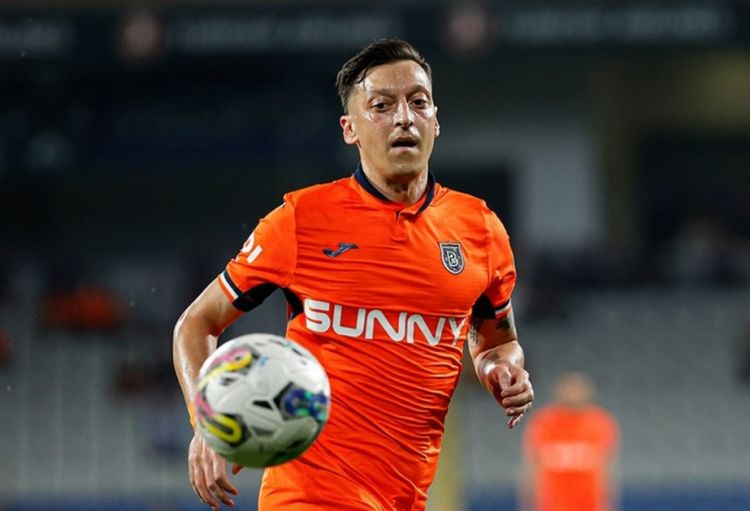 Mesut Özil futbolçu karyerasını bitirib