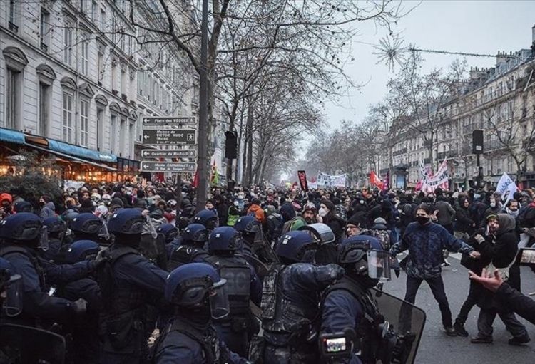 Fransada pensiya islahatlarına qarşı etiraz aksiyalarında 1 milyondan çox insan iştirak edib