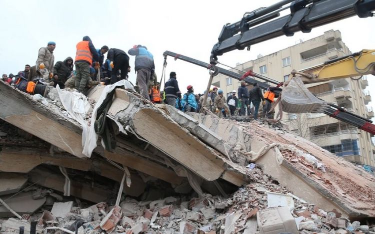Türkiyədə zəlzələdə dağılan binaları tikən 317 nəfər həbs olunub