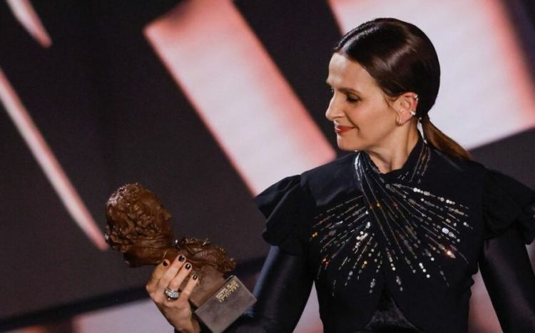 Fransanın məşhur aktrisası pensiya islahatlarına qarşı etirazlara qoşulub