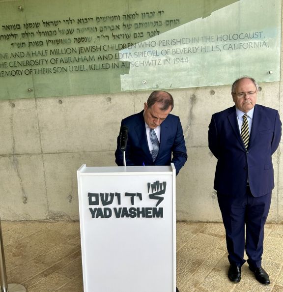 Azərbaycanın XİN rəhbəri Holokost Memorial Kompleksini ziyarət edib<font color=red> - FOTOLAR</font>