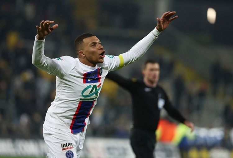 Kilian Mbappe Robert Levandovskini qabaqlayıb