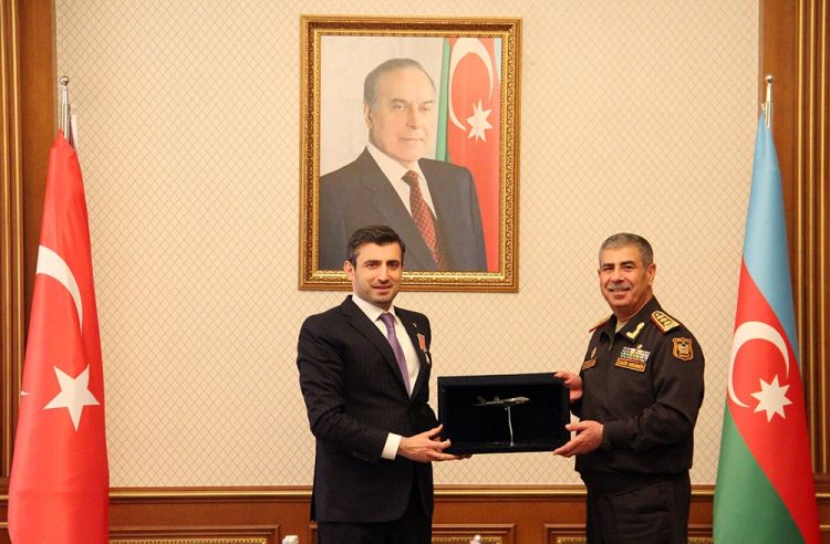 Müdafiə naziri “Baykar” şirkətinin texniki direktoru ilə görüşüb<font color=red> - FOTOLAR</font>