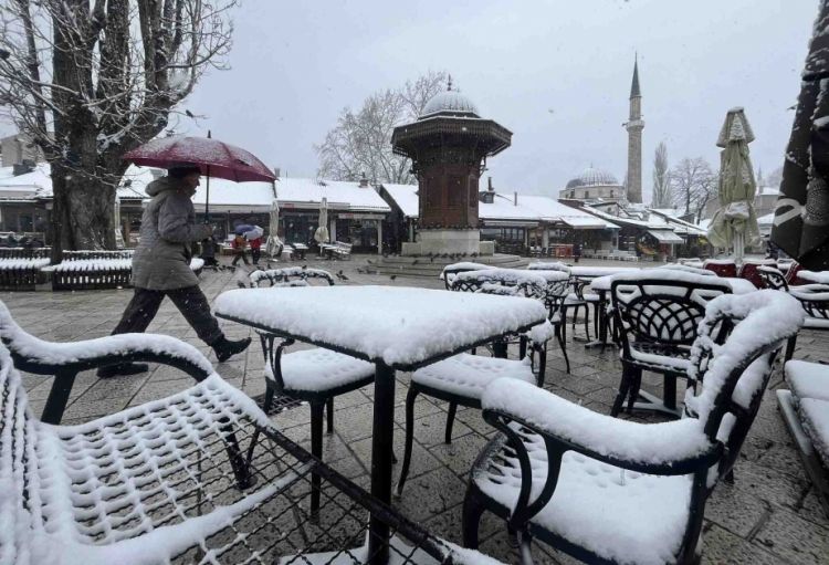 Güclü qar Qərbi Balkan ölkələrində ciddi problemlər yaradıb