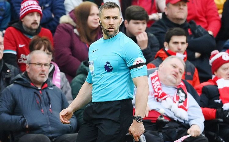 "Liverpul"un futbolçusunu dirsəklə vuran referi hakimlikdən uzaqlaşdırılıb