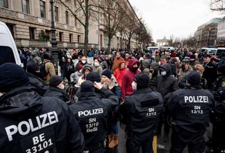 Almaniyada qaçqın axını ilə bağlı kütləvi etirazlar başlayıb