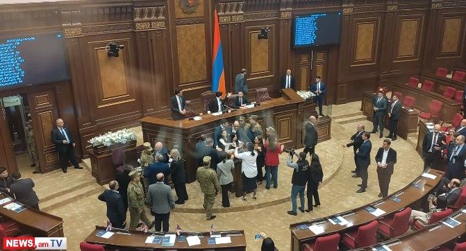 Ermənistan parlamentində dava düşüb<font color=red> - VİDEO</font>