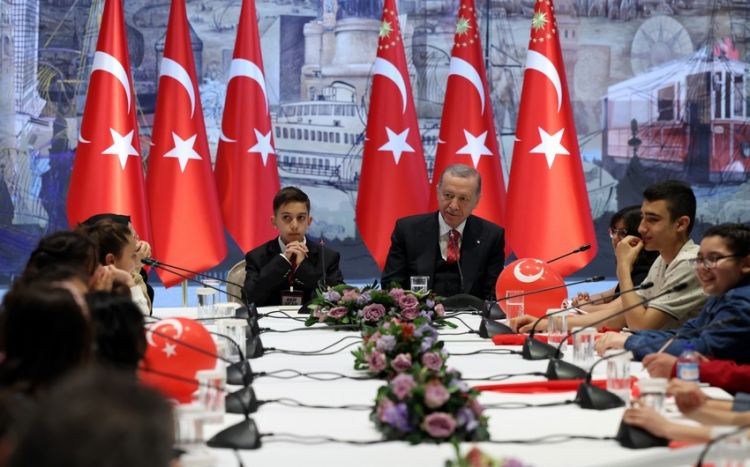 Ərdoğan Uşaq Bayramında zəlzələ qurbanları ilə görüşüb