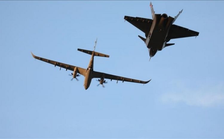 “Bayraktar Kızılelma” döyüş təyyarəsi və “Bayraktar Akıncı” PUA-sı paralel uçuş həyata keçirib<font color=red> - VİDEO</font>