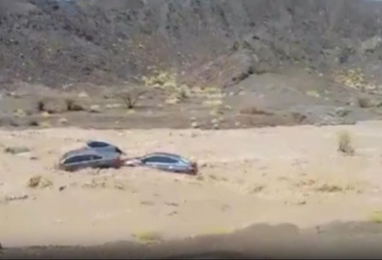 Omanda çoxlu sayda avtomobil sel suları altında qalıb