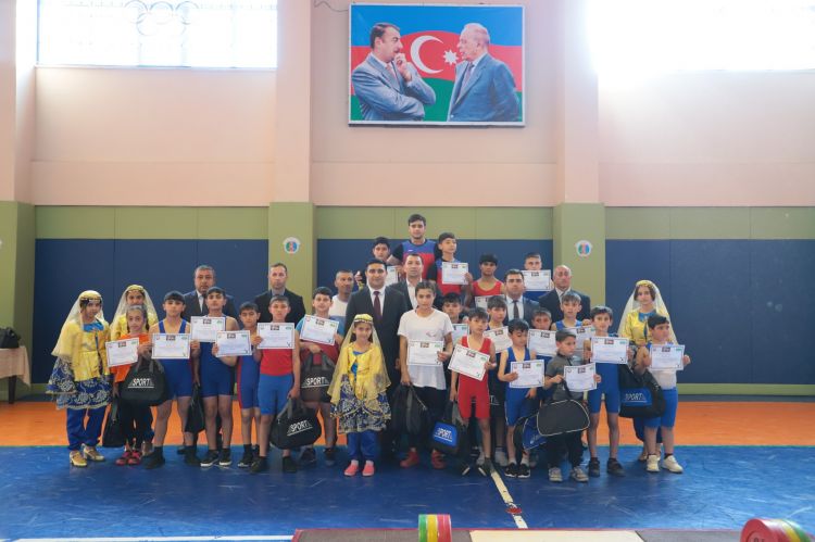 Şərurda ağırlıqqaldırma üzrə yarış keçirilib<font color=red> - FOTOLAR</font>