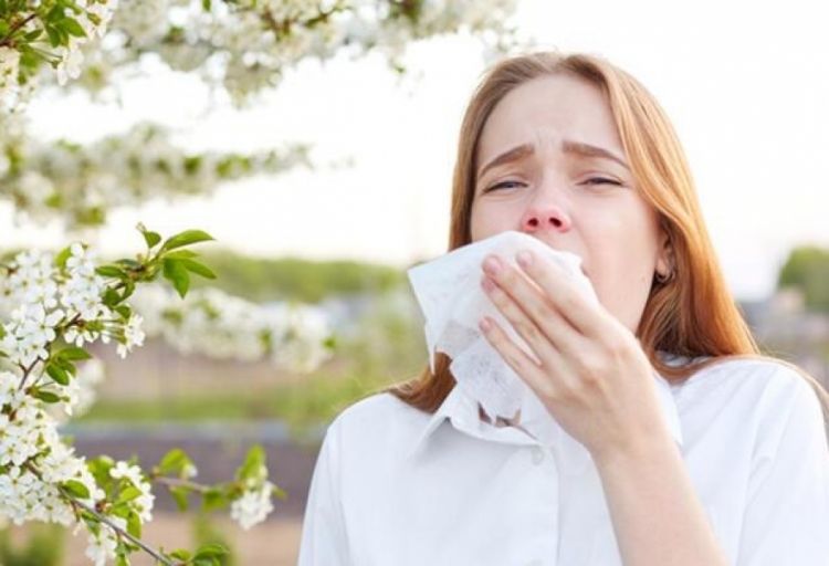 Yaz allergiyası martdan iyuna qədər olan dövrü əhatə edir