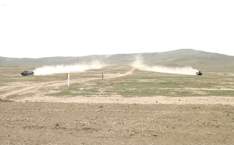 Azərbaycan Ordusunun PDM ekipajları zirehli texnikadan atışlar icra ediblər<font color=red> - VİDEO</font>