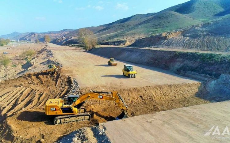 Xudafərin-Qubadlı-Laçın avtomobil yolunun tikintisi sürətlə davam etdirilir<font color=red> - VİDEO</font>
