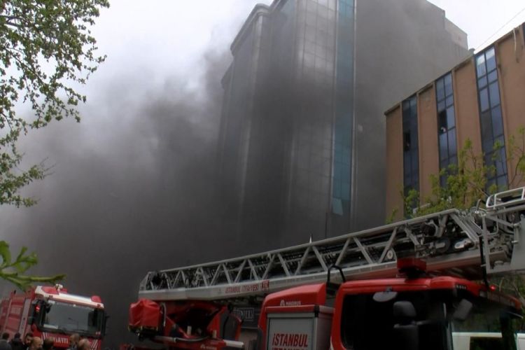 İstanbulda 11 mərtəbəli binada yanğın olub