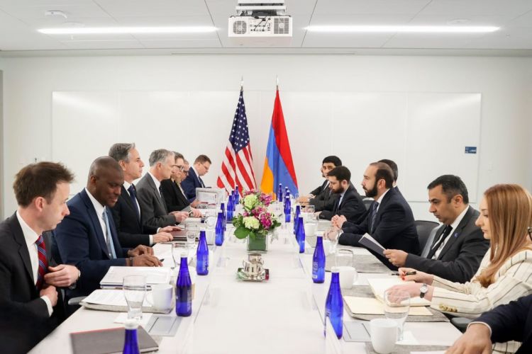 ABŞ dövlət katibi Ermənistanın XİN başçısı ilə görüşüb