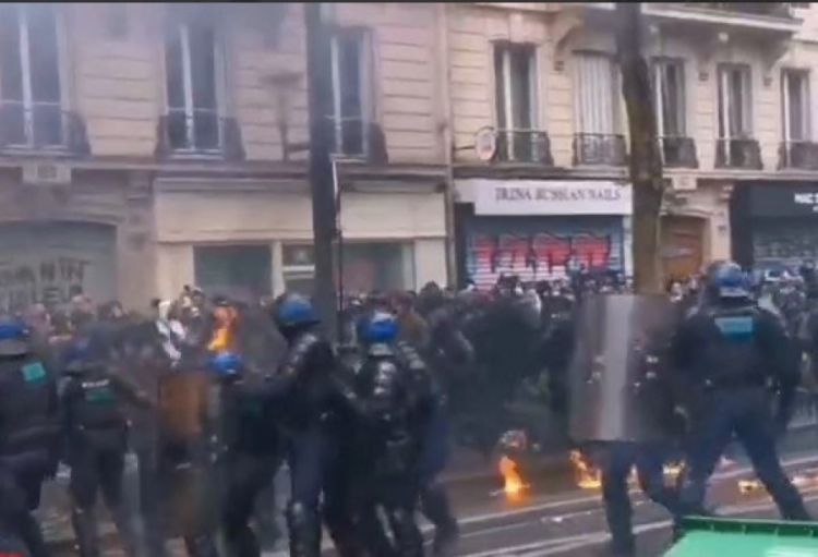 Fransada etiraz aksiyaları zamanı 100-dən çox polis yaralanıb