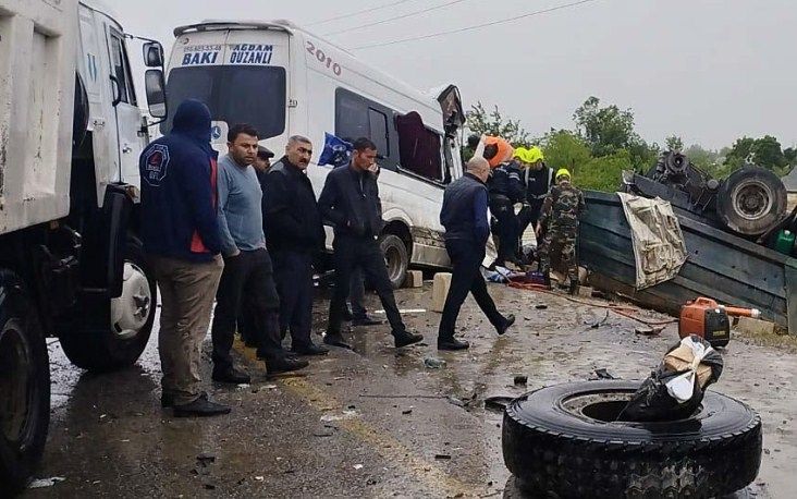 Kürdəmirdə mikroavtobus daşla dolu "KamAZ"a çırpılıb, 2 nəfər ölüb, 8 nəfər yaralanıb<font color=red> - FOTOLAR</font>