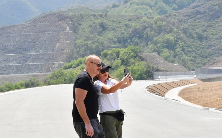 Prezident İlham Əliyev və Mehriban Əliyeva Əhmədbəyli-Füzuli-Şuşa yolunun 66-81-ci kilometrliyində görülən işlərlə tanış olublar<font color=red> - FOTOLAR</font>