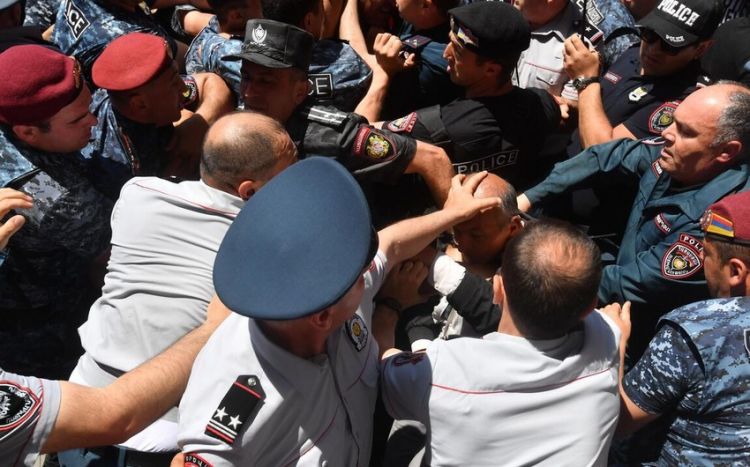 Ermənistanda bir qrup insan 44 günlük müharibənin nəticələrinə görə aksiya keçirir