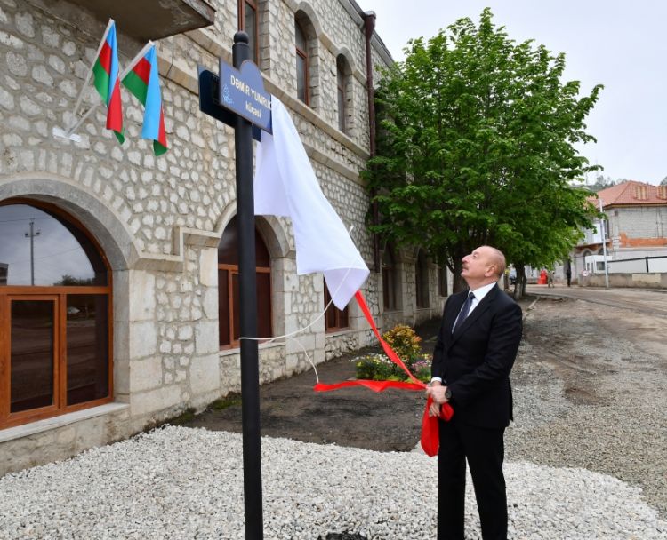 Azərbaycan Prezidenti və birinci xanım Şuşada Dəmir Yumruq küçəsinin lövhəsinin açılışında iştirak ediblər<font color=red> - FOTOLAR</font>