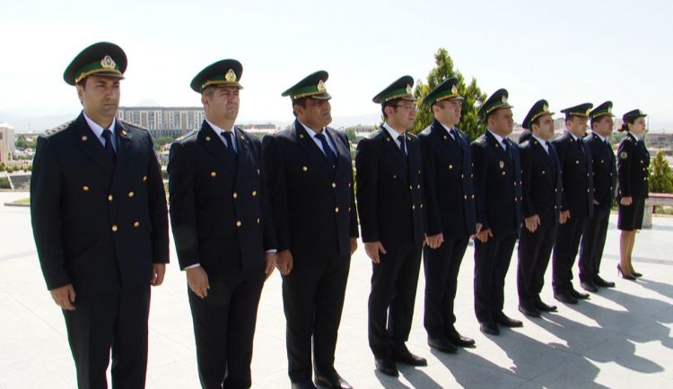 Gənc gömrükçülər and içiblər<font color=red> - VİDEO</font>