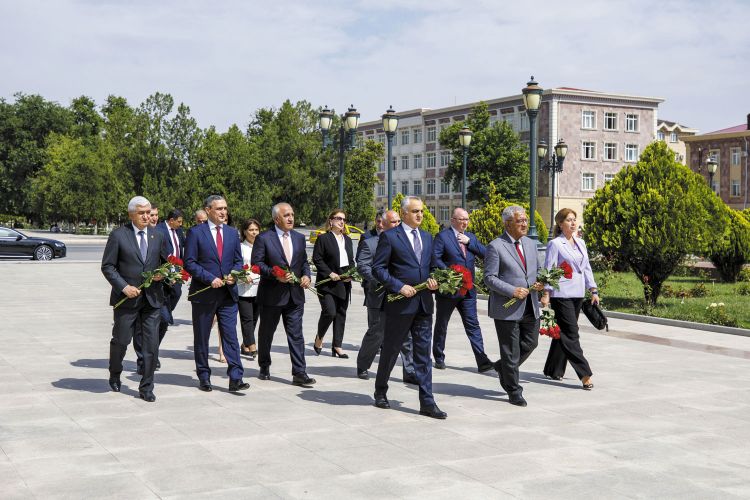 <strong>Naxçıvanda Ümummilli Liderin 100 illik yubileyinə həsr olunmuş “Heydər Əliyev və milli dövlətçilik məsələləri” respublika elmi konfransı keçirilib<font color='red'> - YENİLƏNİB</font><font color=red> - FOTOLAR</font></strong>