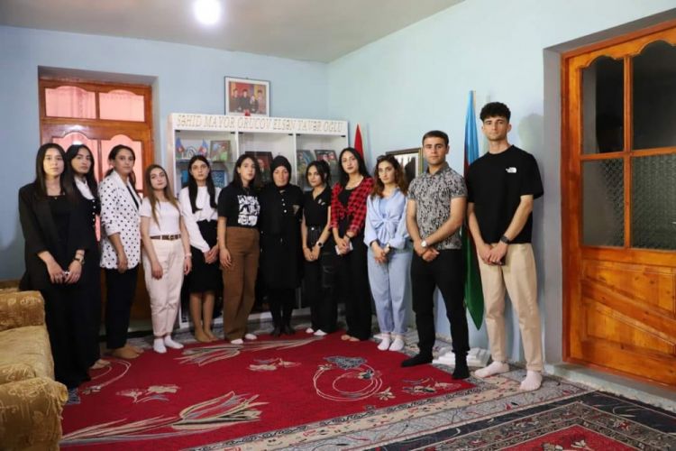 Naxçıvanda gənclər şəhid ailələrini ziyarət edib<font color=red> - FOTOLAR</font>