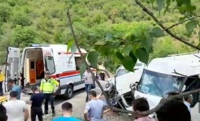 Qəbələdə mikroavtobusla minik avtomobili toqquşub, 16 nəfər xəsarət alıb, 3-nün durumu ağırdır