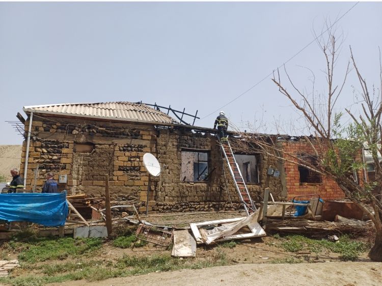 Naxçıvan şəhəri Əliabad qəsəbəsində fərdi yaşayış evi yanıb<font color=red> - FOTOLAR</font>